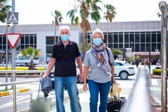 casal de idosos embarcando em aeroporto