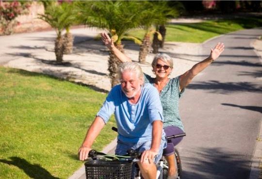 casal de idosos andando de bicicleta