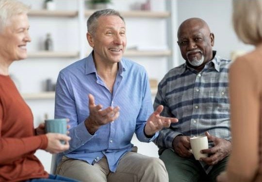 GRUPO DE IDOSOS CONVERSANDO ALEGRE