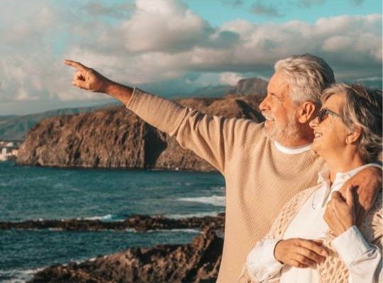 casal passeando em viagem mirando o horizonte