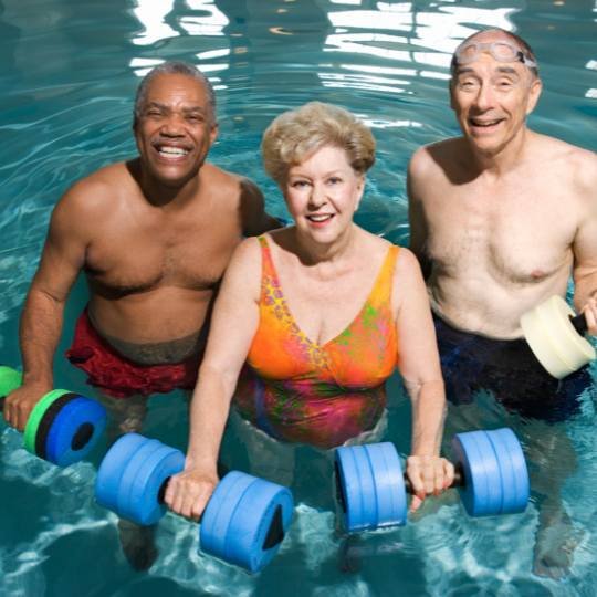 idosos se exercitando em piscina