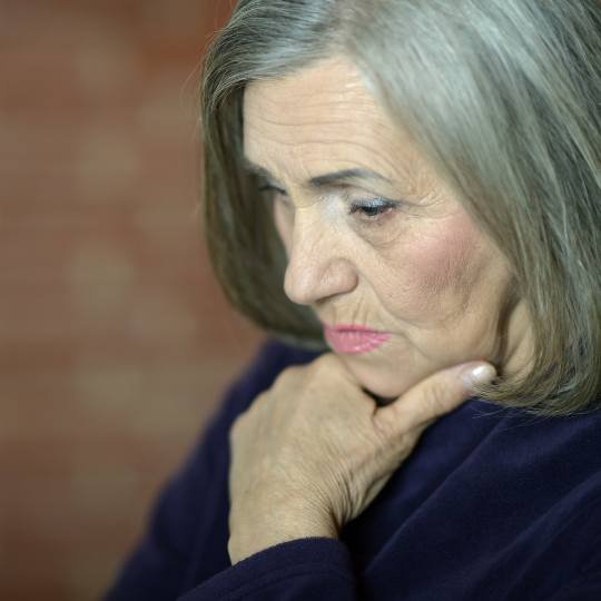 idosa triste e pensativa
