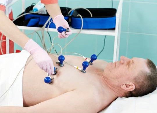 idoso sendo monitorado por equipamentos em leito hospitalar