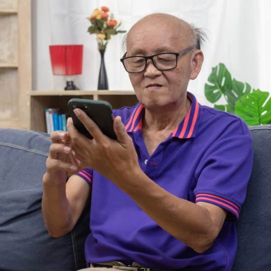 idosa olhando a tela do celular