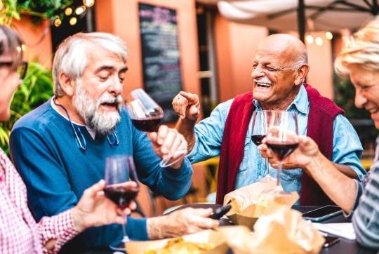 mesa de bar com idosos em confraternização