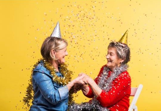 idosas alegres se confraternizando em festa