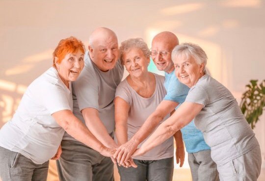 Grupo de idosos dando as mãos em conjunto
