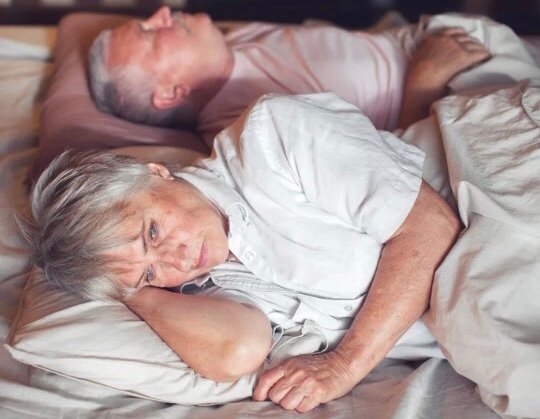 Casal de idosos na cama antes de dormir