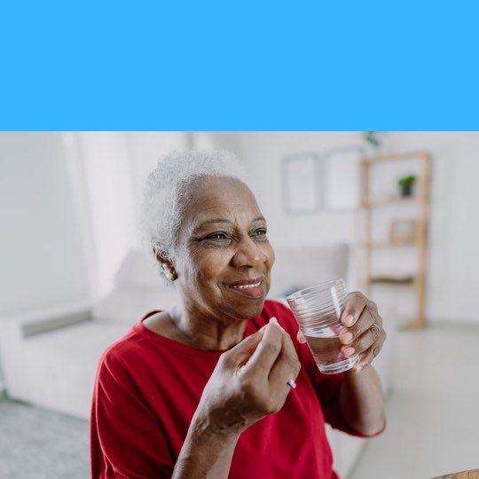 Idosa tomando ômega-3