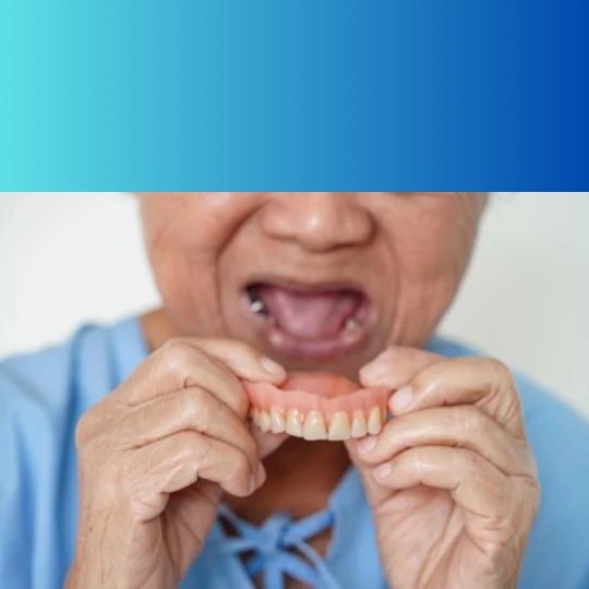 Idoso colocando dentadura