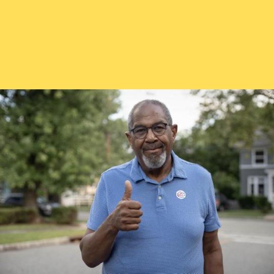 Idoso mostrando o polegar de aprovação