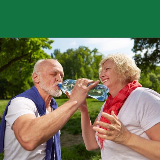 Casal de idosos bebendo água