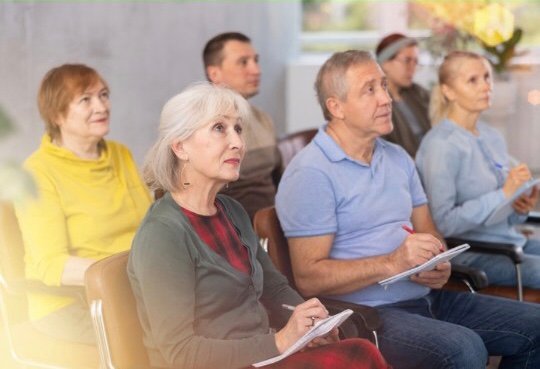 Alunos idosos em sala de aula