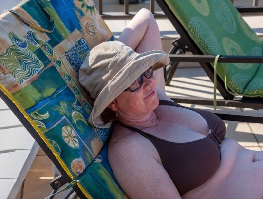 Idosa deitada tomando sol