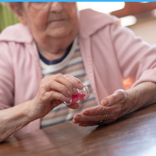 Idosa colocando pílulas de ômega nas mãos para ingerir