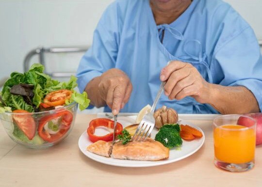 Idosa se alimentando saudavelmente