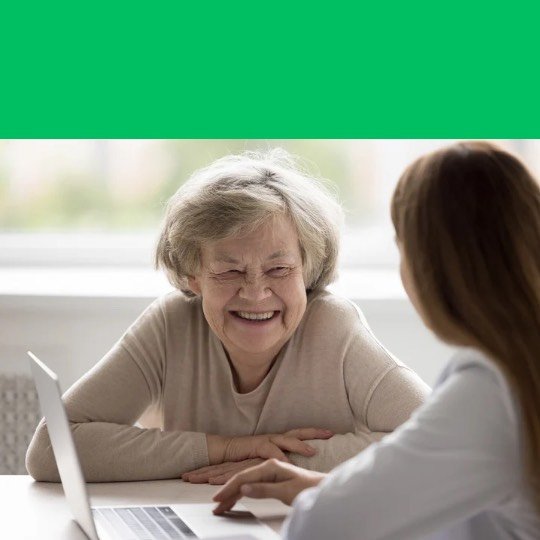 Idosa feliz conversando