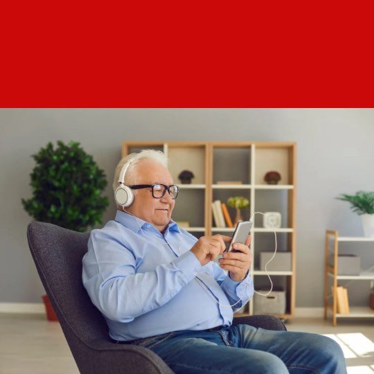 Idoso com fone e notebook se divertindo