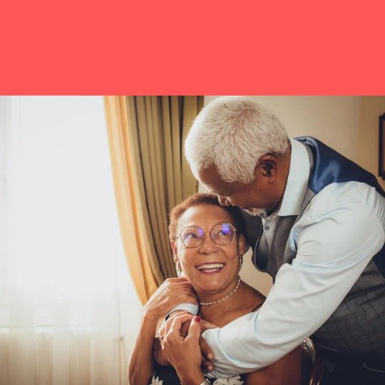 Casal de idosos se abraçando