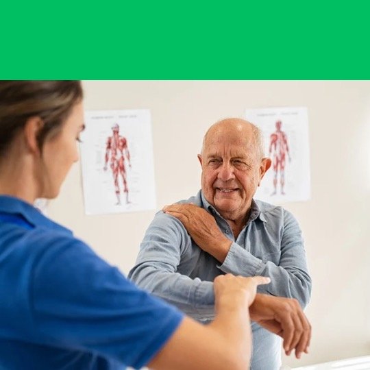 Idoso com dor no ombro em consulta médica