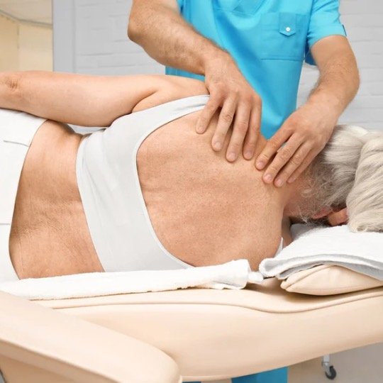 Idosa em sessão de massagem nas costas