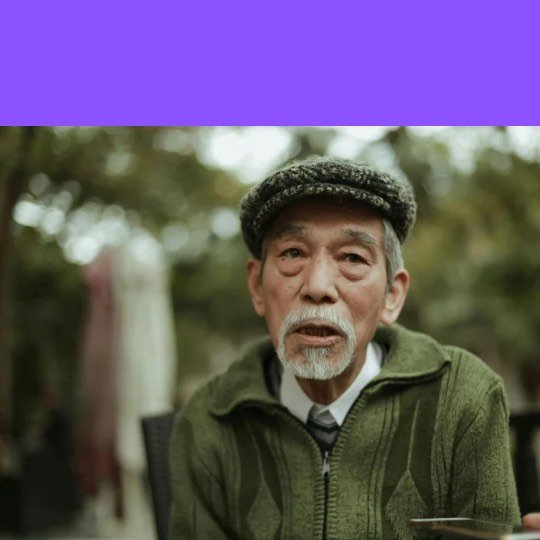 Idoso pensativo e tristonho