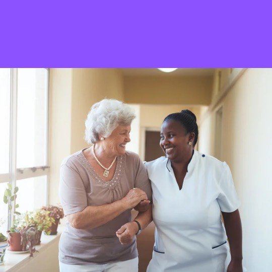 Idosa andando amparada por enfermeira