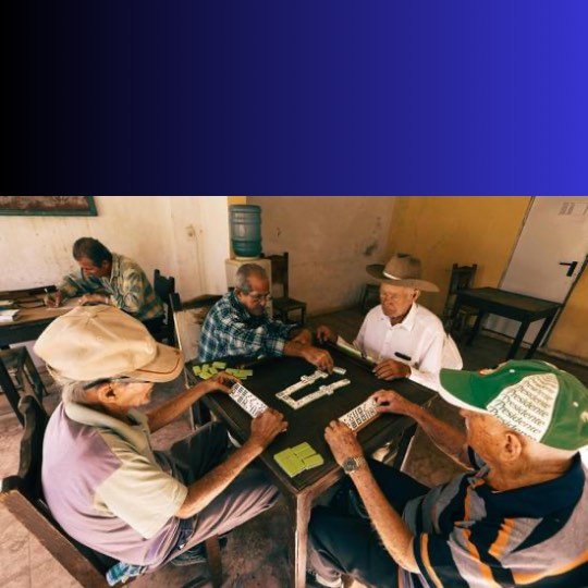 Grupo de idosos jogando carta