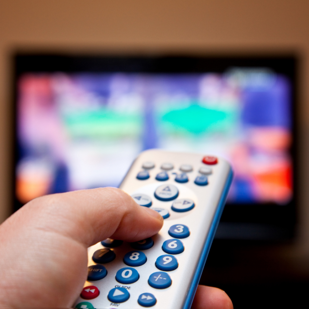 Imagem de controle de TV nas mãos