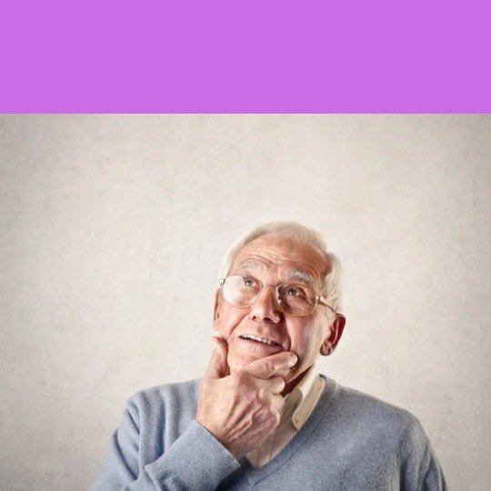 Idoso pensativo com a mão no queixo