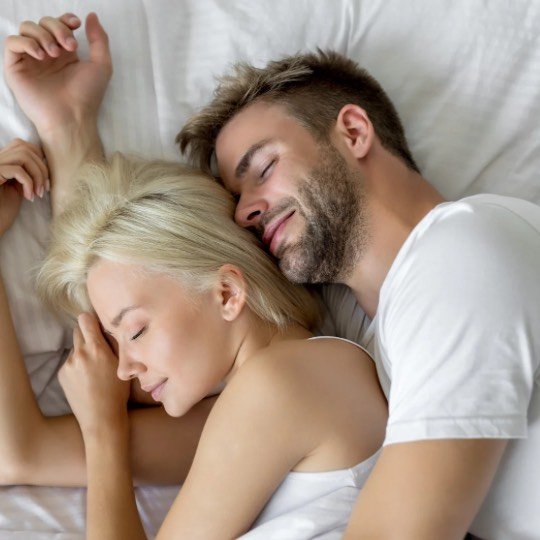 Casal deitado e dormindo felizes