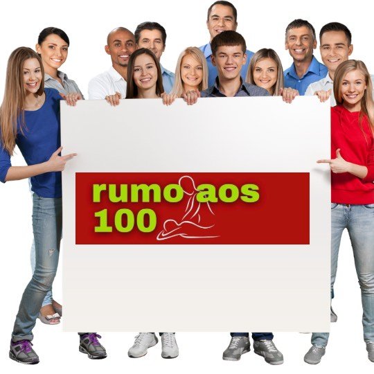 Grupo de pessoas posando com cartaz RUMO AOS 100