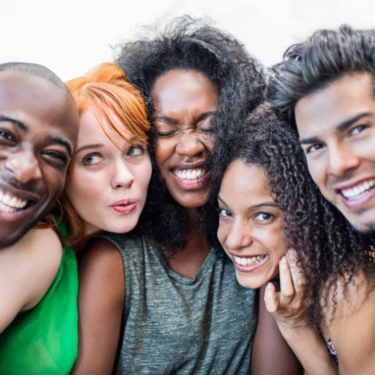 Grupo posando sorrindo