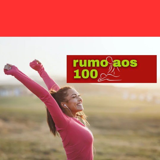 Mulher se espreguiçando na praia