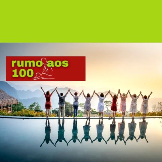 Grupo de pessoas enaltecendo o céu de braços para o alto