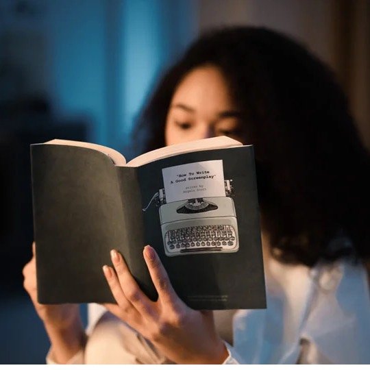 Mulher jovem lendo livro