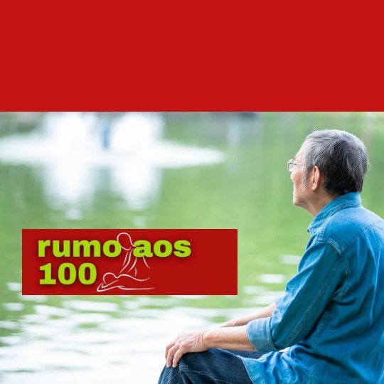 Homem idoso sentado em lago, olhando o horizonte