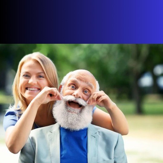 casal com idoso brincando com mulher mais jovem