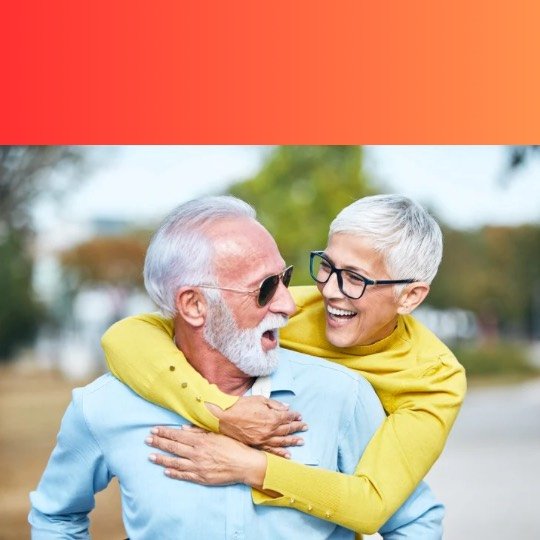 Idosos abraçados e felizes