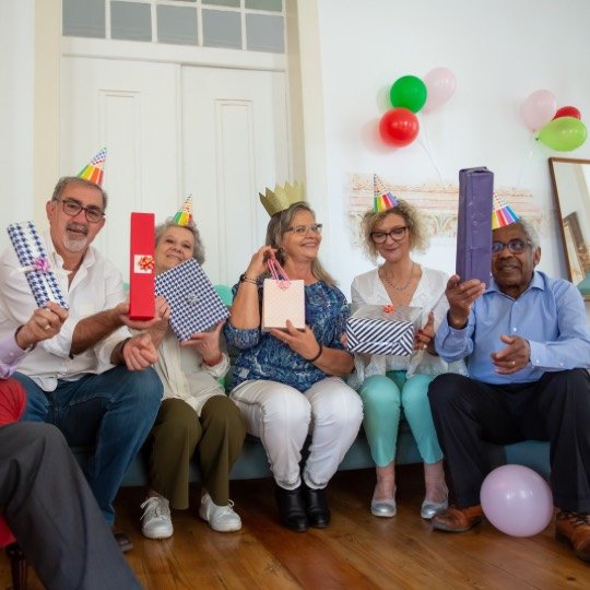 Grupo de idosos em confraternização