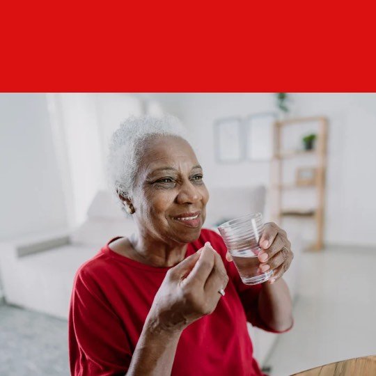 Idosa tomando suplemento