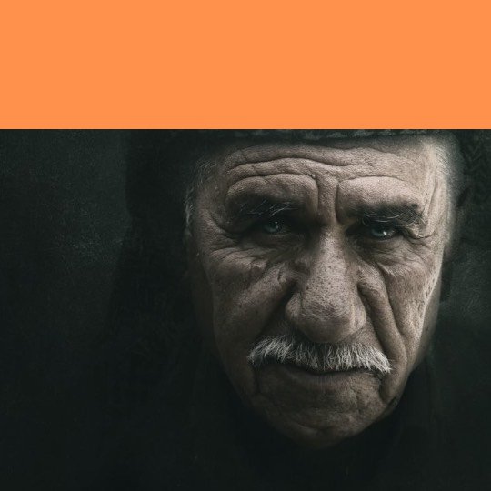 Close de rosto de idoso pensativo