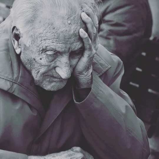 Idoso triste e pensativo