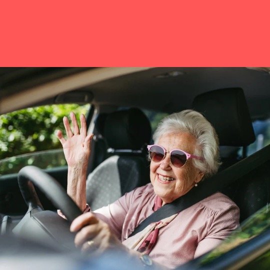 Idosa feliz dirigindo carro