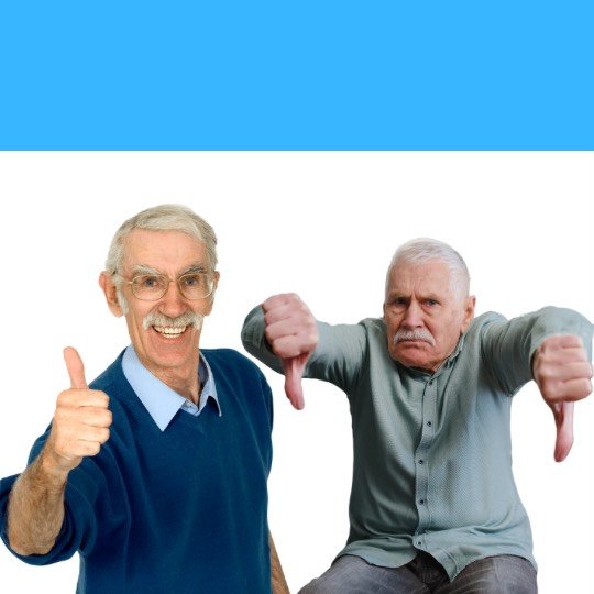 Dois idosos. Um polegar para cima , outro polegar para baixo