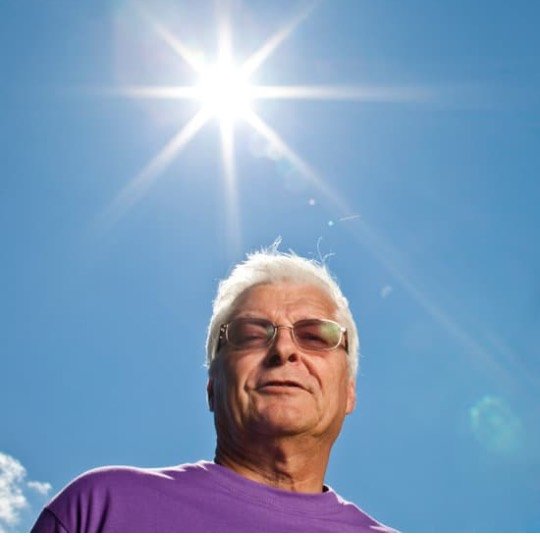 Imagem de idoso mostrando-se confiante
