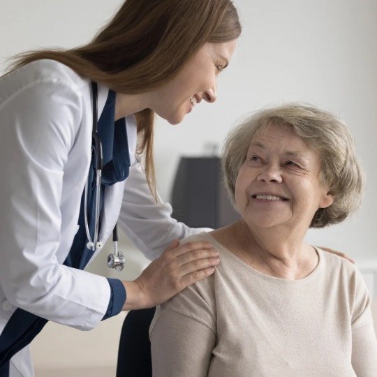Paciente idosa em consulta geriátrica