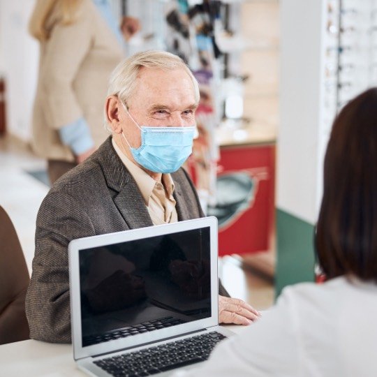 Idoso em consulta médica