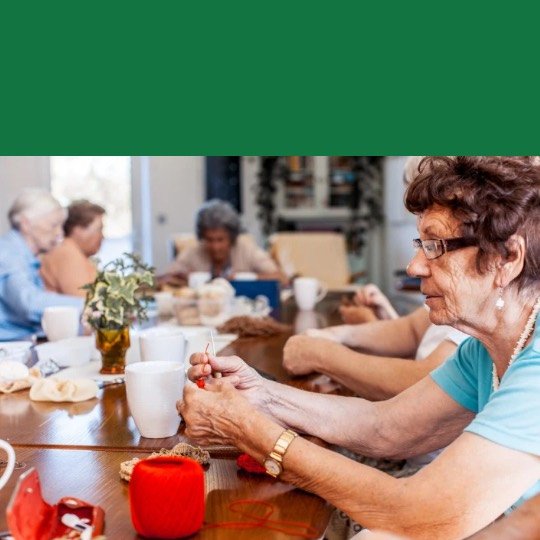 Grupo de idosas em mesa de trabalho