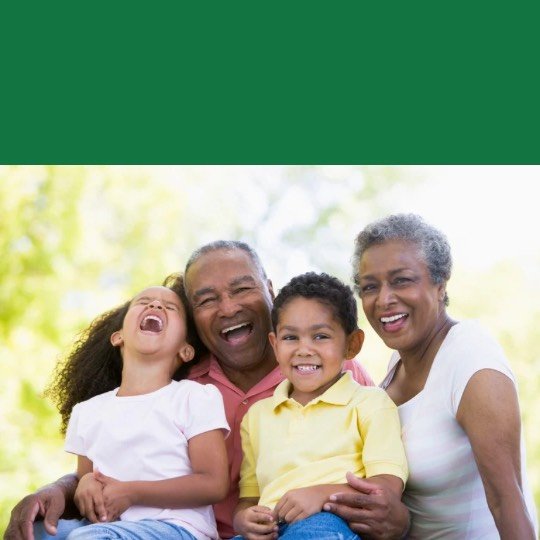 Avós e netos abraçados para foto